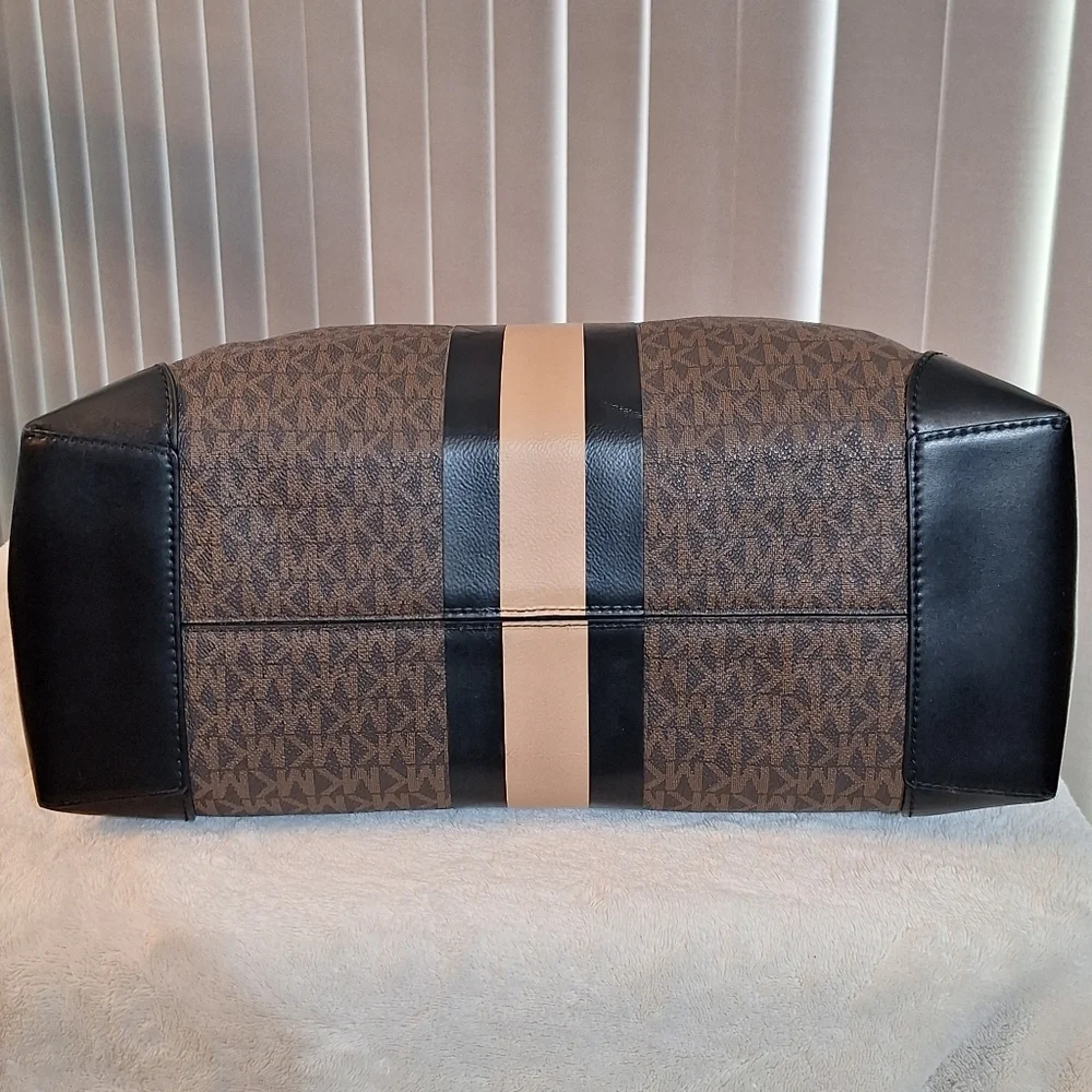 CLEAN Michel Kors Eva Large Tote - Picture 4 of 15